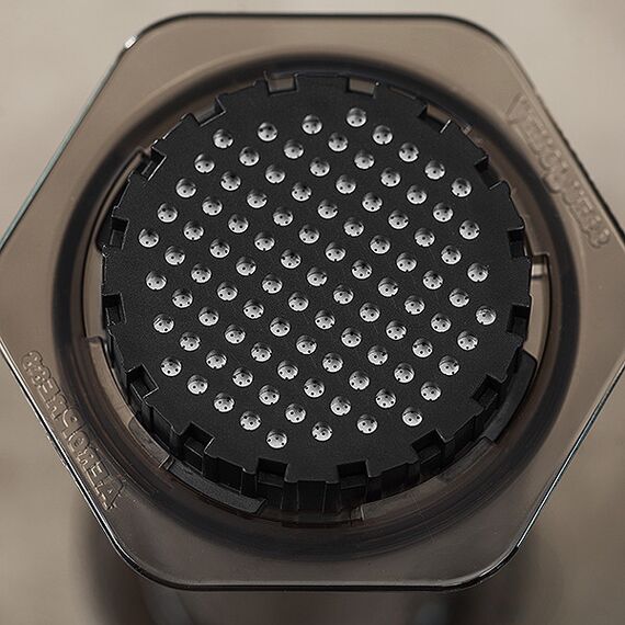 Металлический фильтр в собранном АэроПрессе