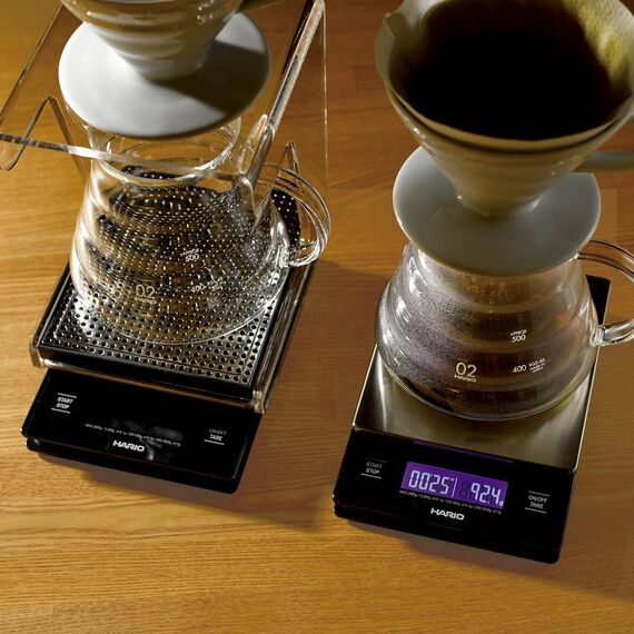 Весы с таймером Hario Metal Drip Scale в действии Весы с таймером Hario Metal Drip Scale в действии